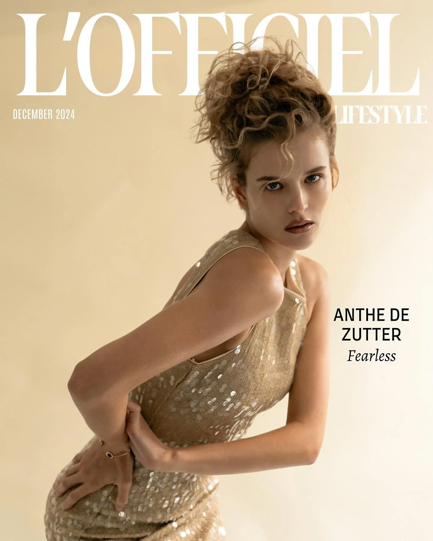 Обложка L’Officiel: модель в золотом платье с объёмной укладкой