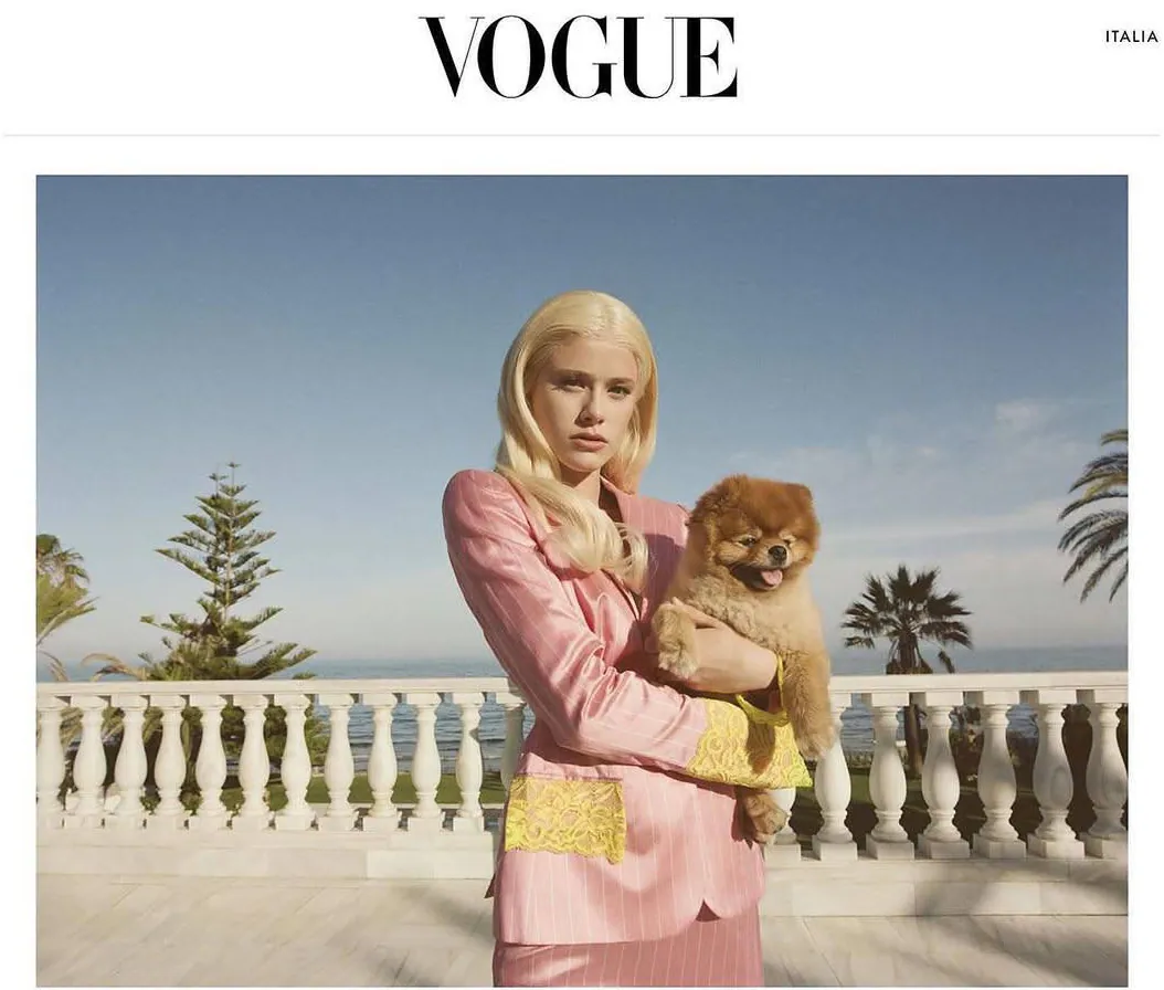 Публикация Vogue Italia: модель в розовом костюме со шпицем на руках
